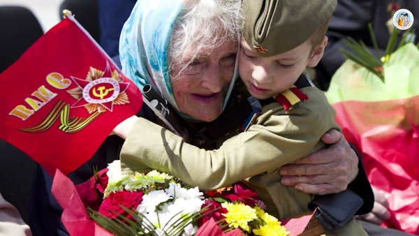 Дети дарят цветы ветеранам