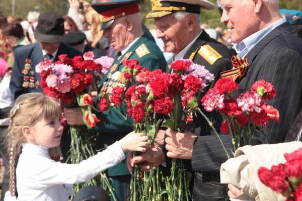 Дети поздравляют ветеранов