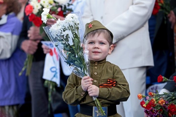 Школьники поздравляют ветеранов