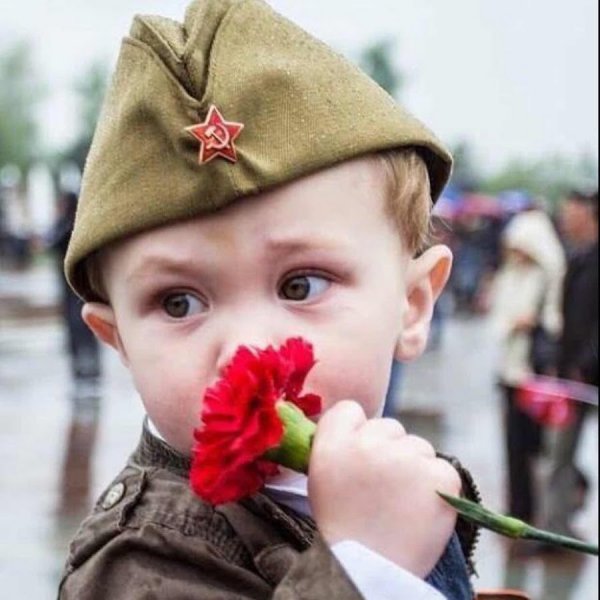 Школьники поздравляют ветеранов