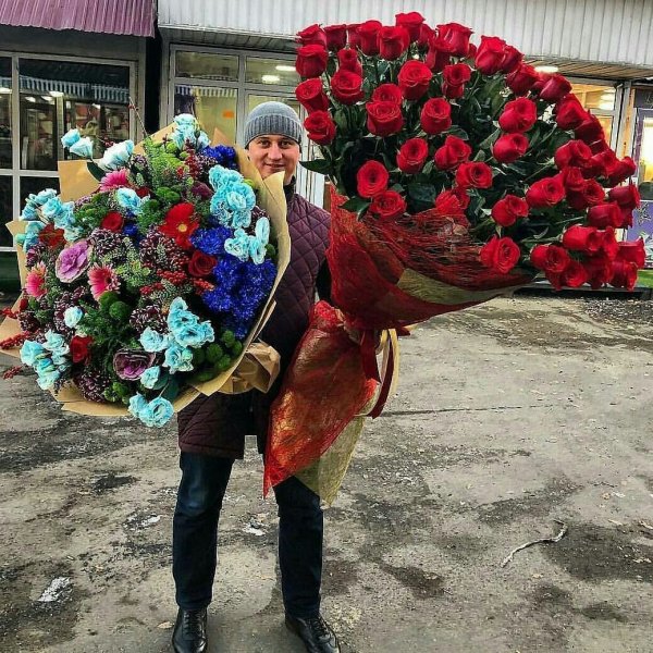 Кошка с цветами