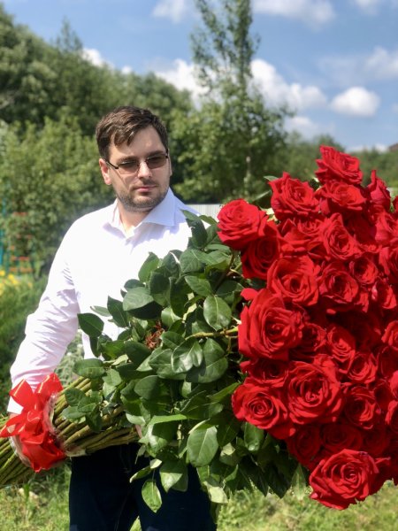 Мужчина с букетом роз