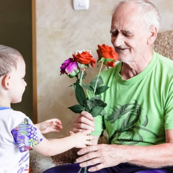 Внук дарит бабушке цветы