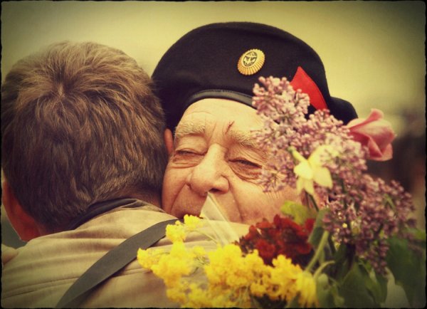 Ветераны с цветами