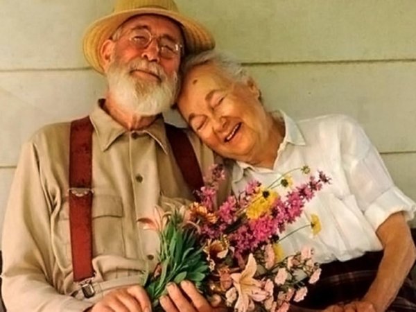 Дедушка и внук в саду