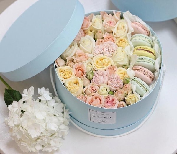 Коробки с цветами и пирожными