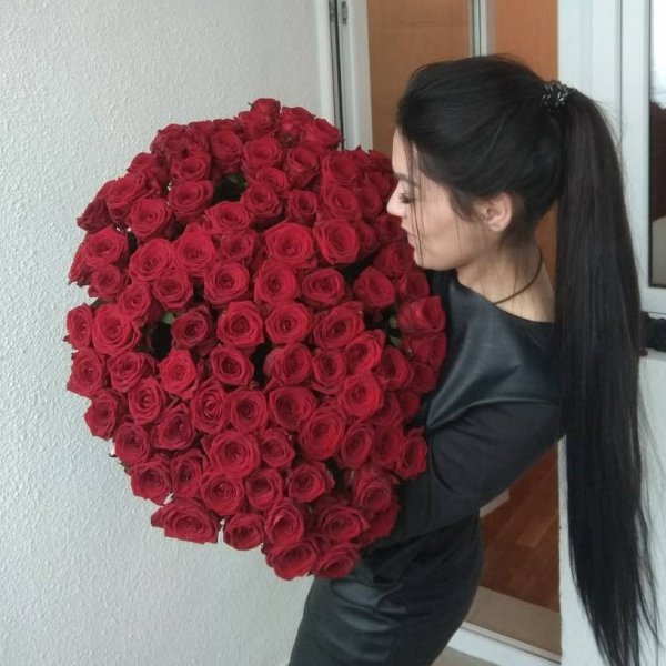 Кавказские девушки с букетом роз