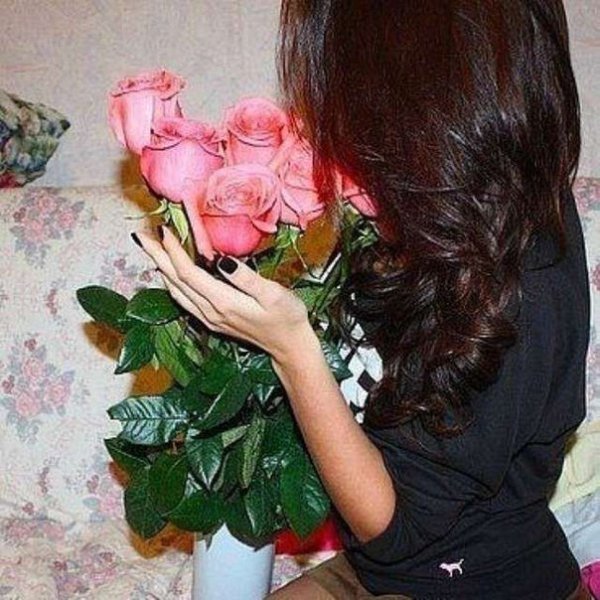 Девушка с букет и мишка