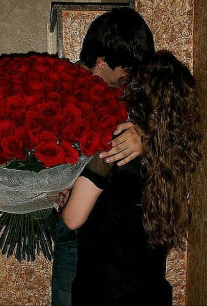 Кавказские девушки с длинными черными волосами