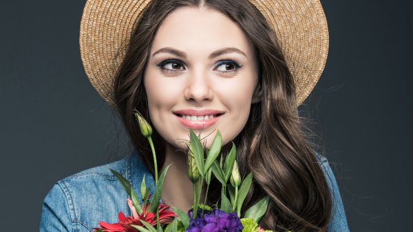 Красивые девушки с цветами