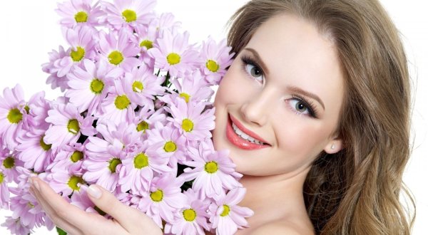 Женщина с цветами улыбается