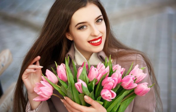 Девушка улыбается