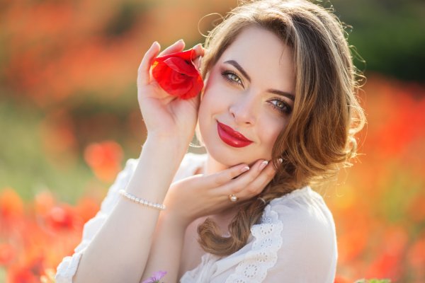 Счастливая женщина с цветами