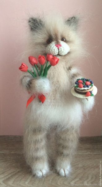 Котенок с букетом цветов