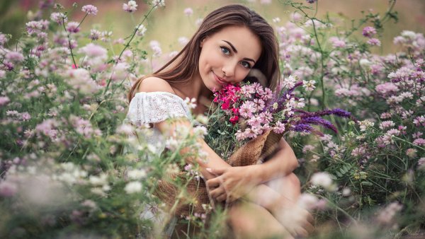 Красивые девушки среди цветов