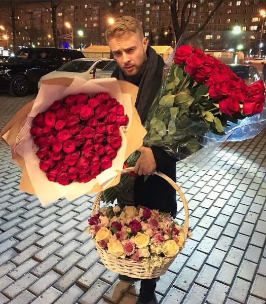 Парень дарит девушке