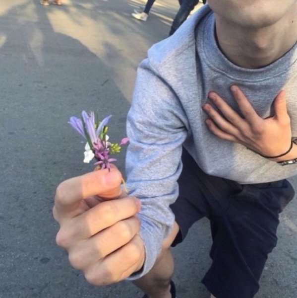 Букет между ног