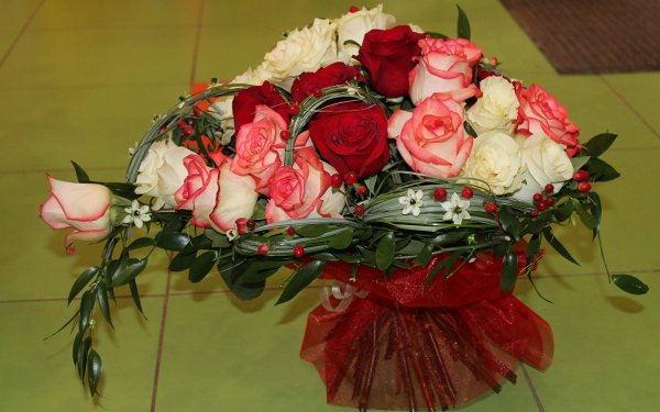 Букет живых роз