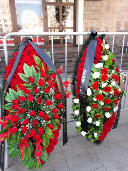 Гвоздики с траурной лентой