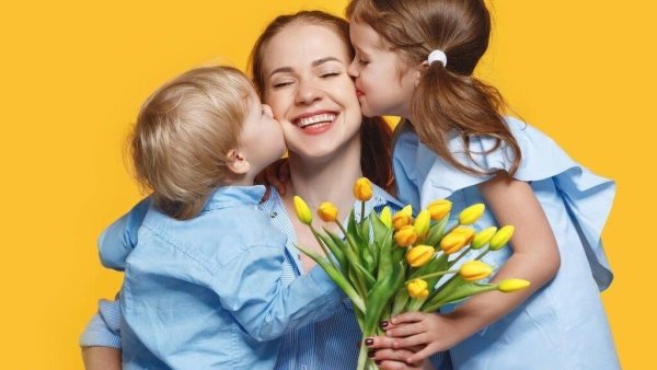 Мальчик с цветами для мамы