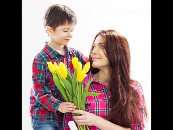 Семья поздравляет маму