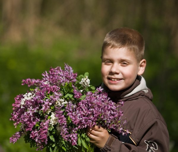 Мальчик с цветами