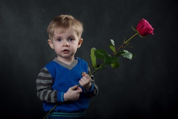 Мальчик с цветами
