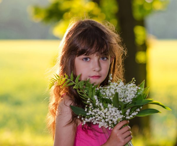 Девушка с цветами на природе