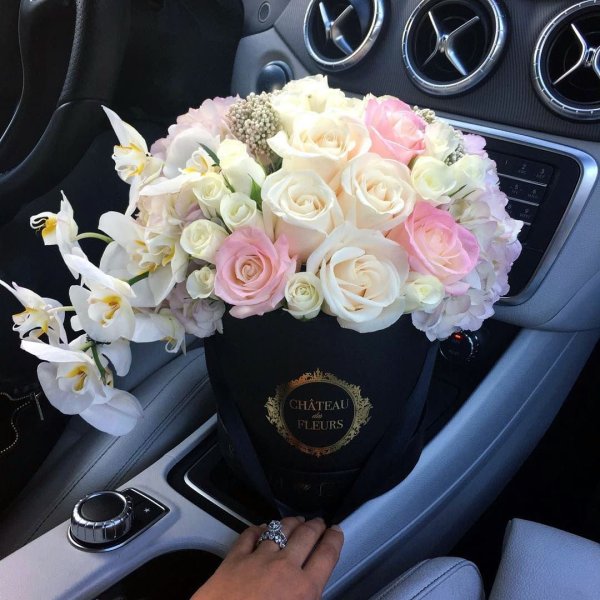 Букет цветов в машине - 66 фото
