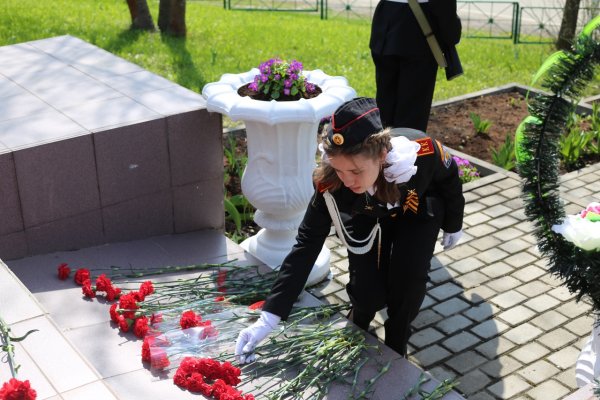 Возложение цветов к обелиску