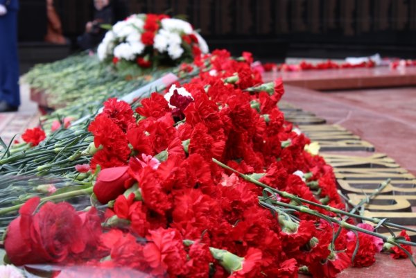 Возложение цветов к обелиску
