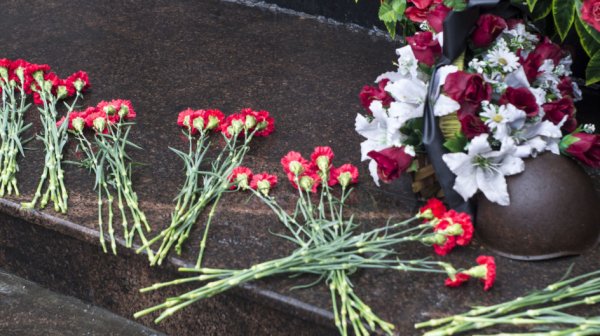 Возлагать цветы к памятнику