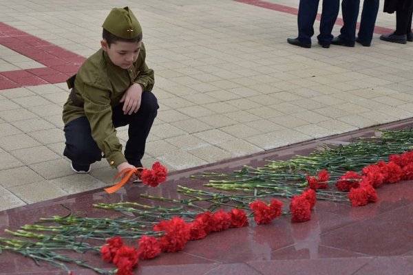 Цветы на мемориале