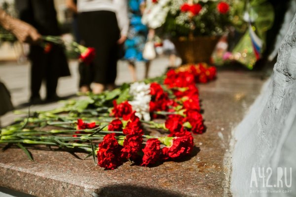 Возлагают цветы к Вечному огню