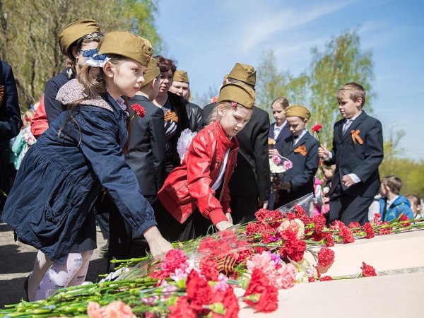 Возлоденип цветков к памятнику