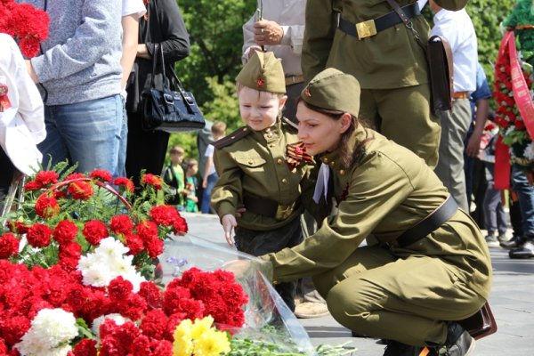 9 Мая возложение цветов к памятнику