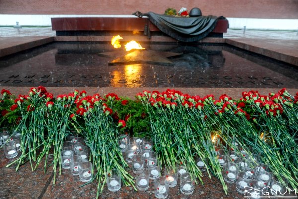 Цветы у памятника Победы