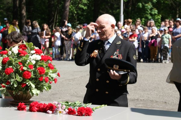 Возложение цветов к памятнику