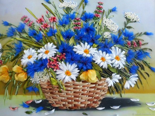 Красивый букет ромашек и колокольчиков
