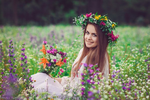 Девушка в венке в поле