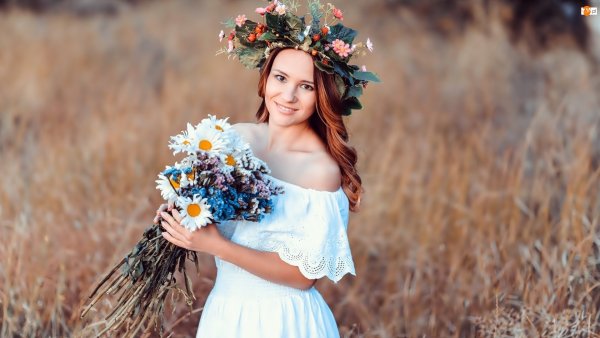 Девушка в венке из цветов