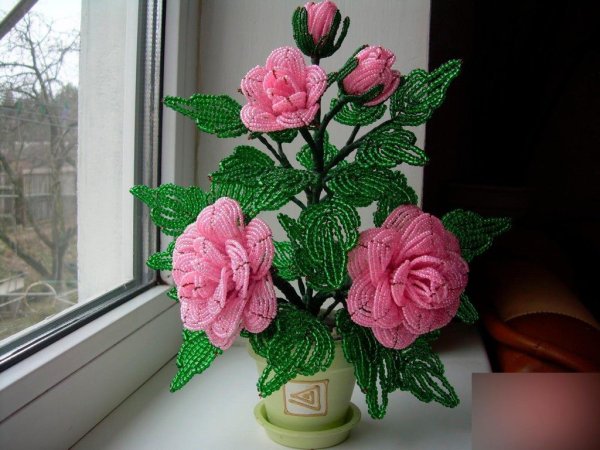 Розовые цветы из бисера