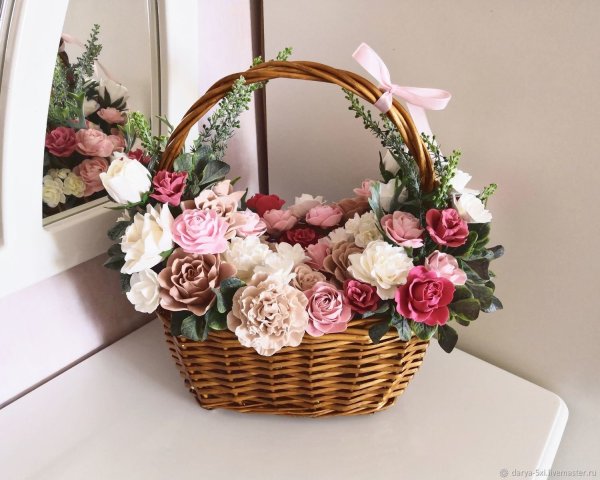 Красивые цветы в корзине