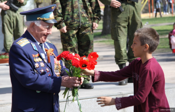 Дети поздравляют ветеранов