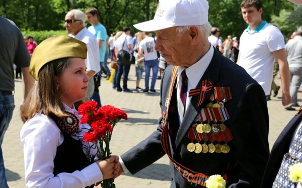 Дети дарят цветы ветеранам