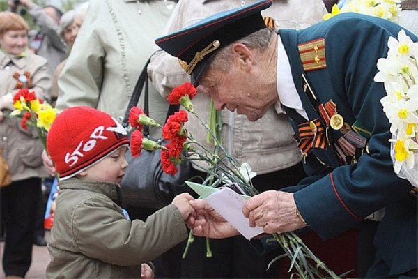 Ветеранам дарят цветы