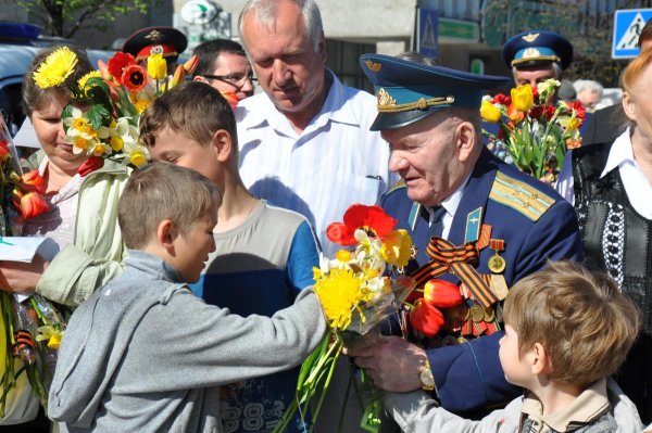 Дети вручают цветы ветеранам