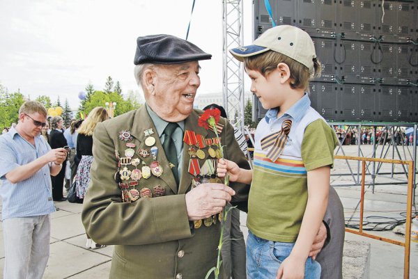 Ветераны дарят тюльпаны
