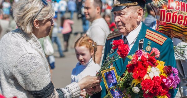 Дети дарят цветы ветеранам