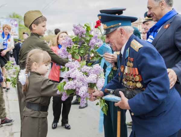 Вручение цветов ветеранам